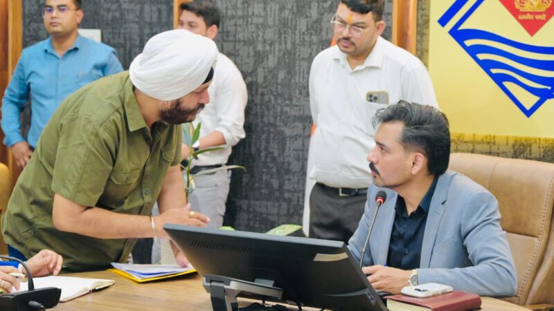 अपनों की प्रताड़ना से टूटे बुजुर्ग, न्याय की आस में पहुंचे समाधान दिवस