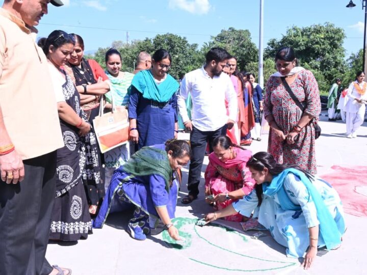 स्पीकर ऋतु खण्डूडी भूषण ने छात्राओं एवं भाजपा कार्यकर्ताओं के साथ बनाई आकर्षक रंगोलियां