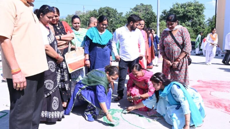 स्पीकर ऋतु खण्डूडी भूषण ने छात्राओं एवं भाजपा कार्यकर्ताओं के साथ बनाई आकर्षक रंगोलियां