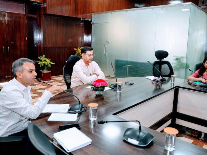 विकास परियोजनाओं की बाधाओं को दूर करने के लिए विभागीय समन्वय एवं समयबद्ध कार्यवाही पर जोर