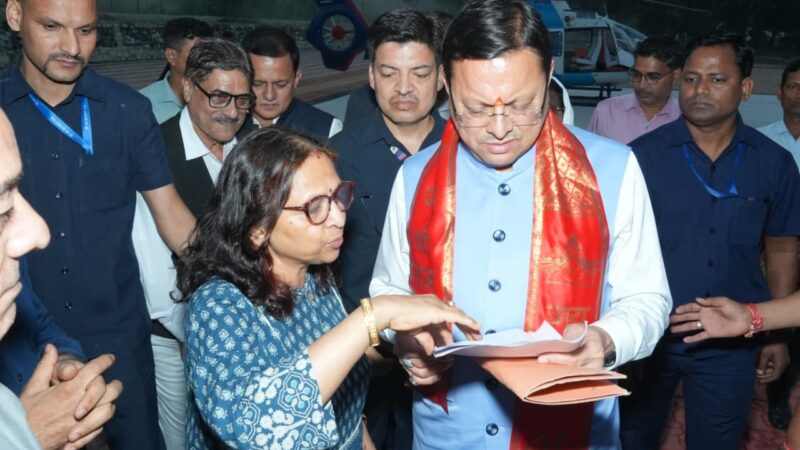 मुख्यमंत्री ने सुनीं जनसमस्याएं, अधिकारियों को दिए त्वरित समाधान के निर्देश