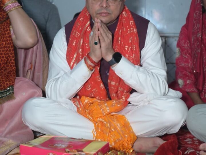 मुख्यमंत्री ने पैतृक गांव हड़खोला स्थित हरि चंद देवता मंदिर में की पूजा-अर्चना