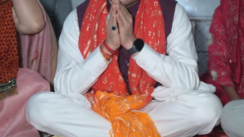 मुख्यमंत्री ने पैतृक गांव हड़खोला स्थित हरि चंद देवता मंदिर में की पूजा-अर्चना