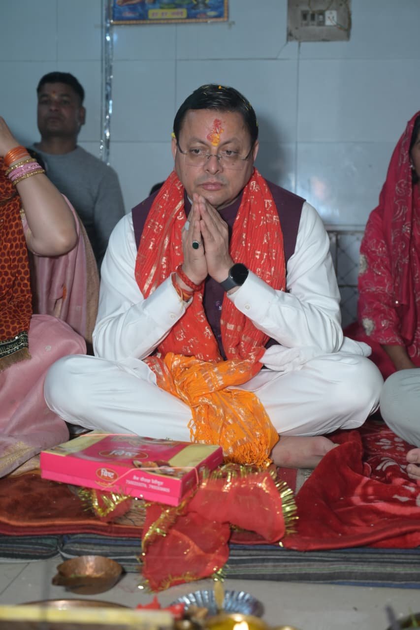 मुख्यमंत्री ने पैतृक गांव हड़खोला स्थित हरि चंद देवता मंदिर में की पूजा-अर्चना