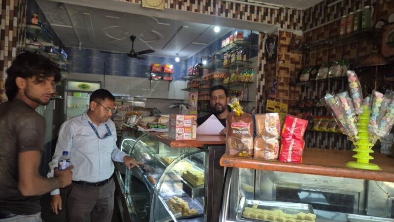 मिठाई की ट्रे पर निर्माण और एक्सपायरी डेट लिखना अनिवार्य, खाद्य विभाग ने की 27 दुकानों पर जांच