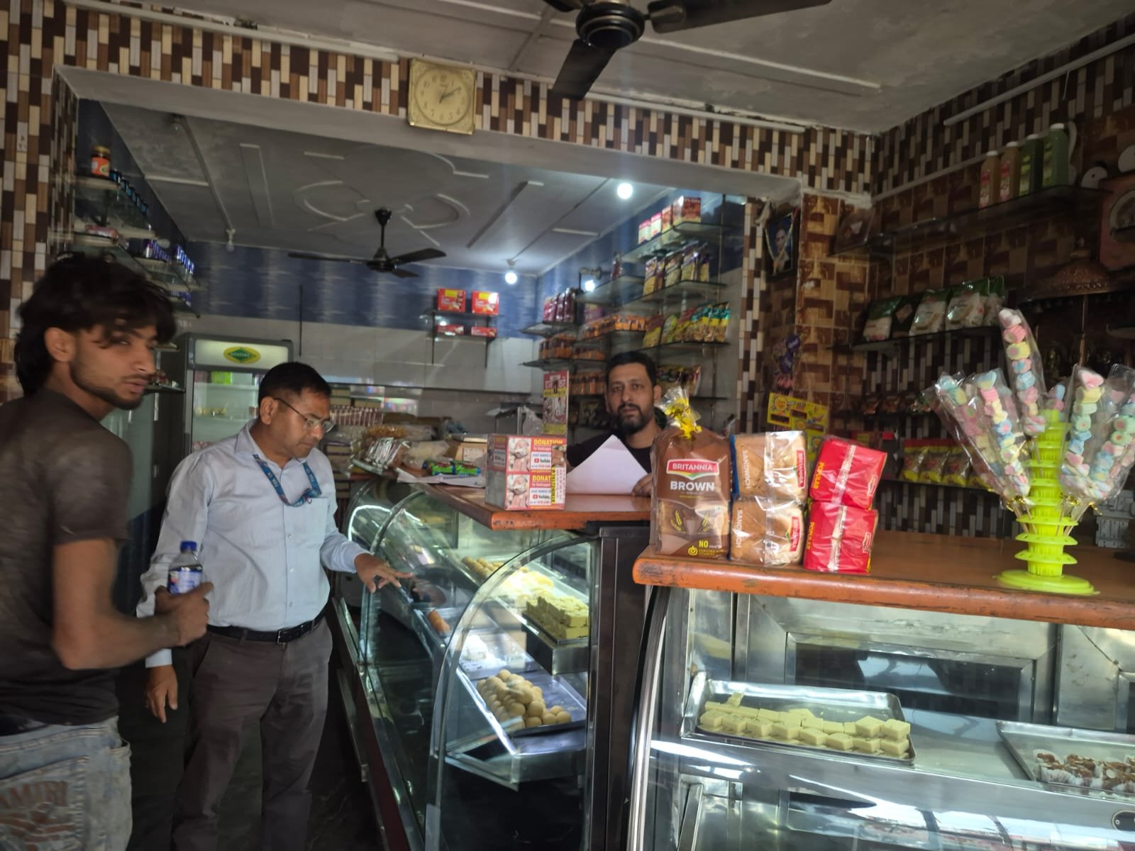 मिठाई की ट्रे पर निर्माण और एक्सपायरी डेट लिखना अनिवार्य, खाद्य विभाग ने की 27 दुकानों पर जांच