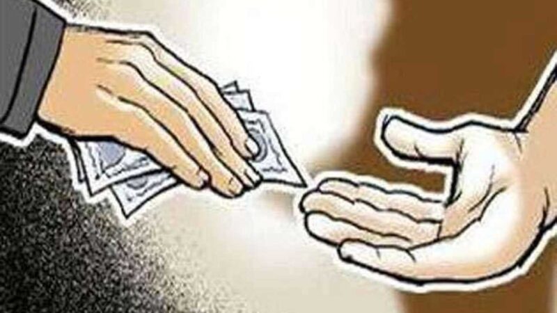दस हजार की रिश्वत लेते रंगे हाथ महिला एएसआई गिरफ्तार